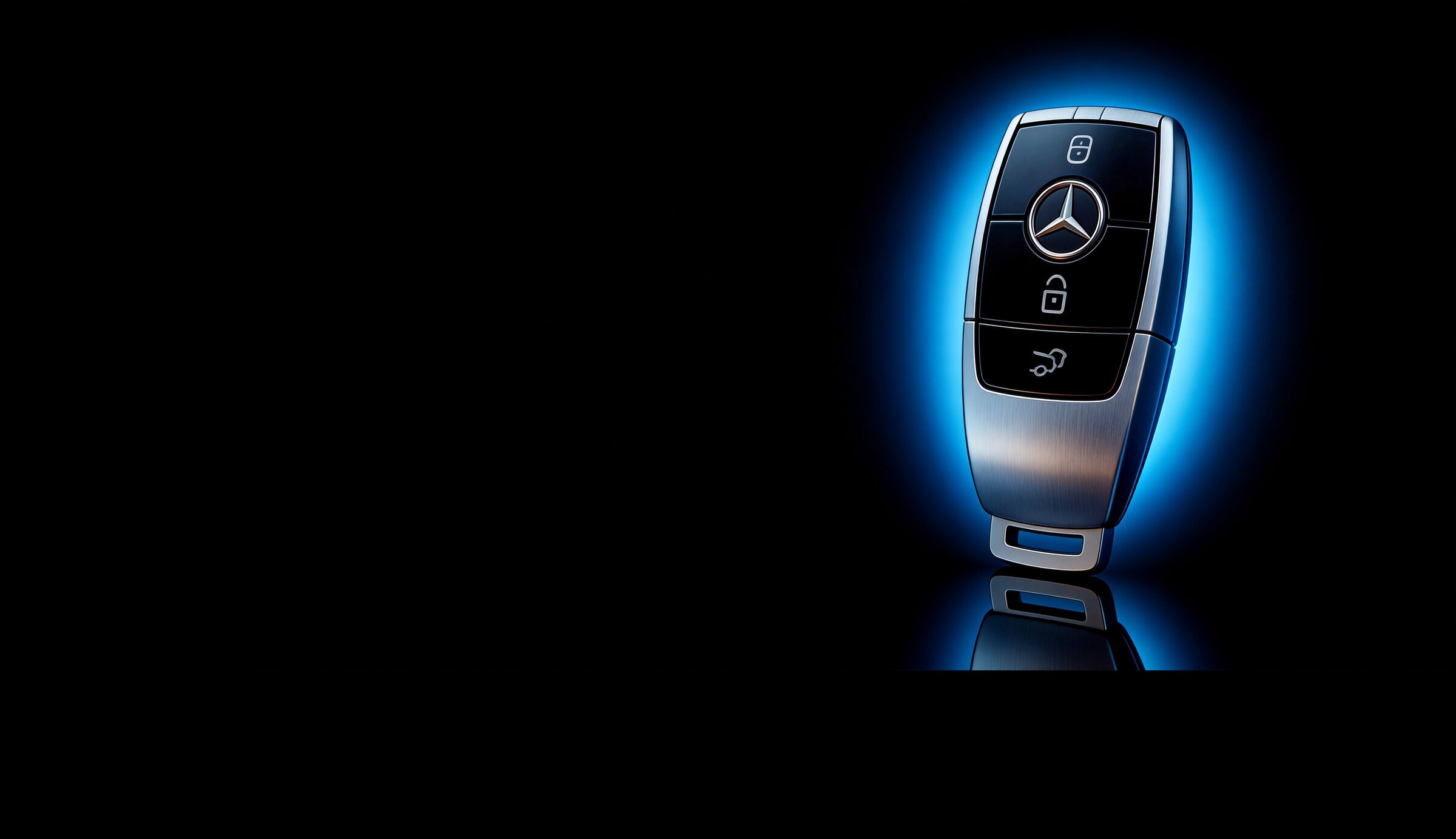 Ключ Mercedes-Benz крупным планом на тёмном фоне