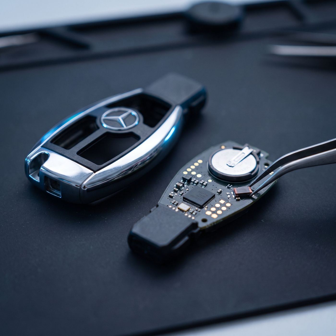 Разобранный ключ Mercedes-Benz: корпус и плата с транспондером